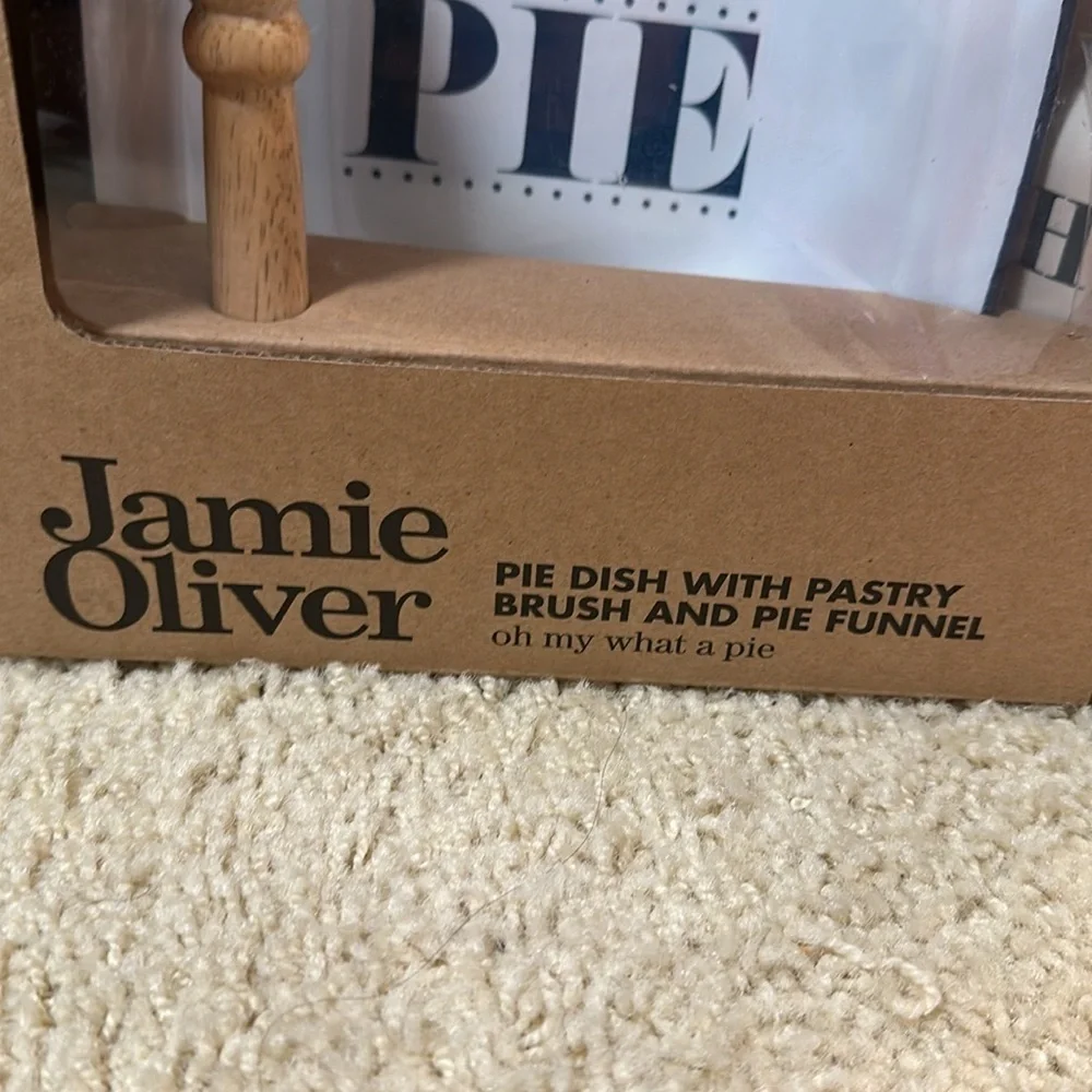 Jamie Oliver Pie Dish with pastry brush and pie funnel - New Gift Set